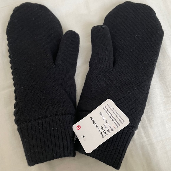 NWT lululemon sweet and Sherpa mittens black - Picture 2 of 3